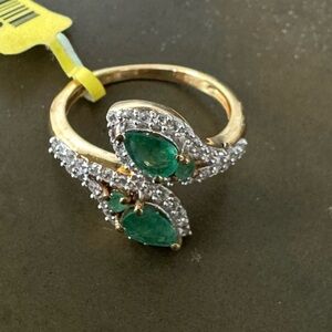Elegant Gold and Green Gemstone Ring